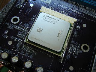 AMDのCPUをマザーボードに取り付ける