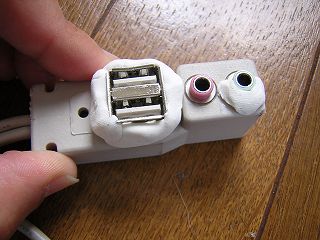 USBコネクタにエポキシパテを盛る