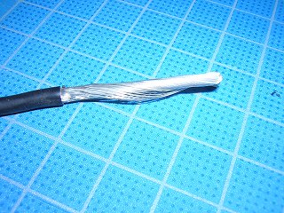 ACアダプタのコードの先を剥く