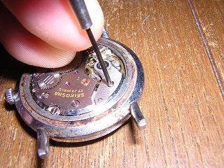 機械式腕時計の振子固定用ビス